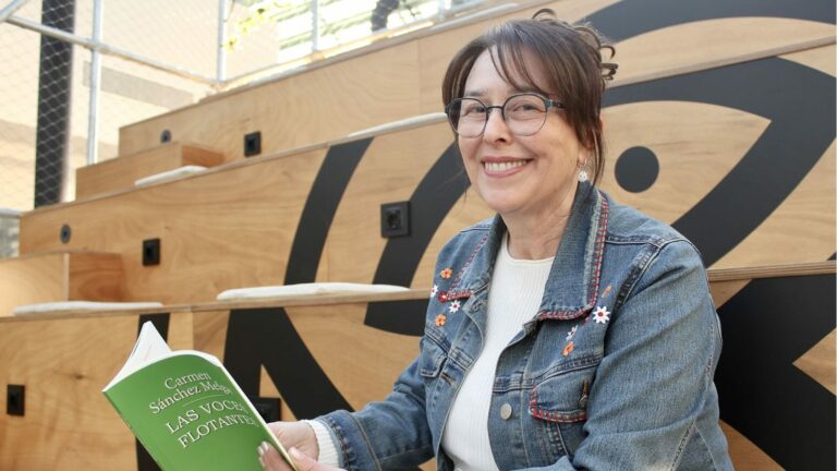 Carmen Sánchez Melgar introduces her eighth poetry collection, ‘The floating voices’, at the Library of Contemporary Cultures.