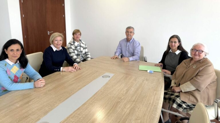 Estepona’s Mayor Meets with Alzheimer’s Patients’ Relatives Support Group