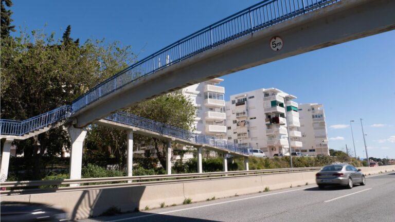 Estepona City Council Urges Swift Repair of Closed Overpass in Parque Antena