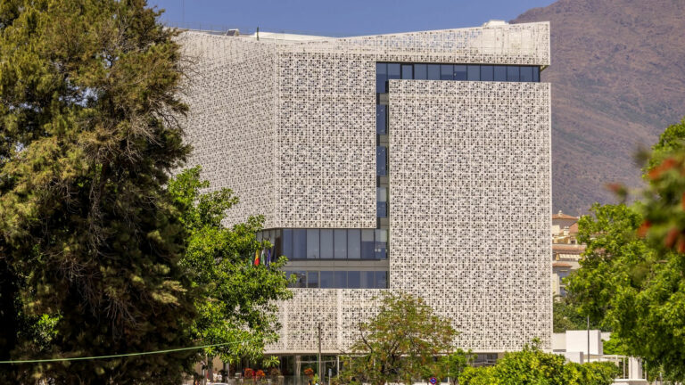 The Estepona City Hall building marks its second year with over 90,000 files processed and an average of 150 daily visitors