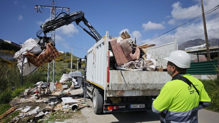 Information on Estepona’s free household goods collection service and penalties for illegal dumping