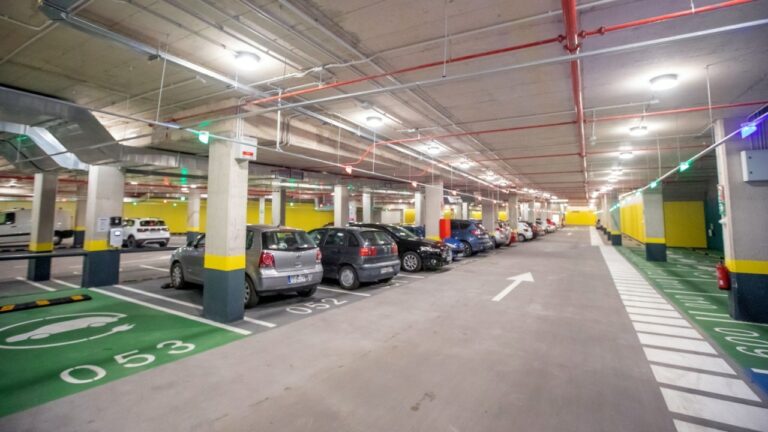 The proposal of Estepona’s City Council to integrate private parking lots into the municipal network for one euro per day